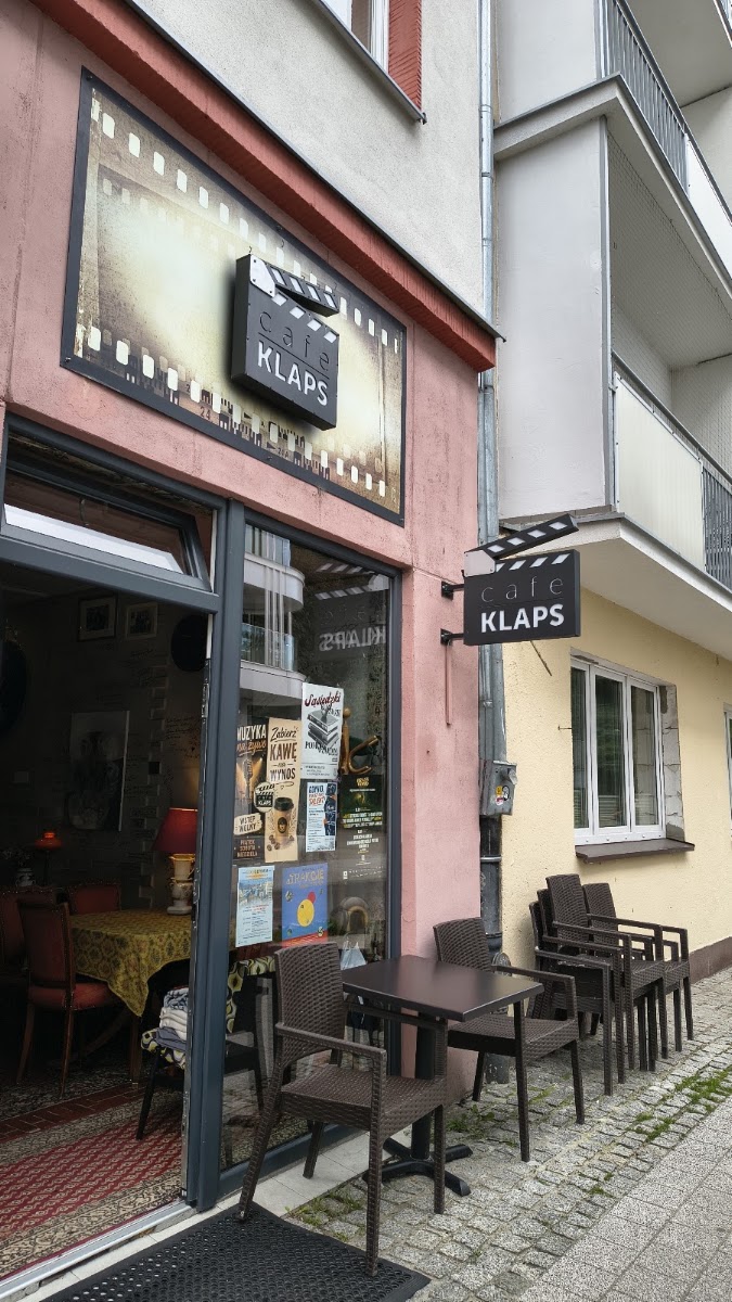 Wejście Cafe Klaps — klaps filmowy