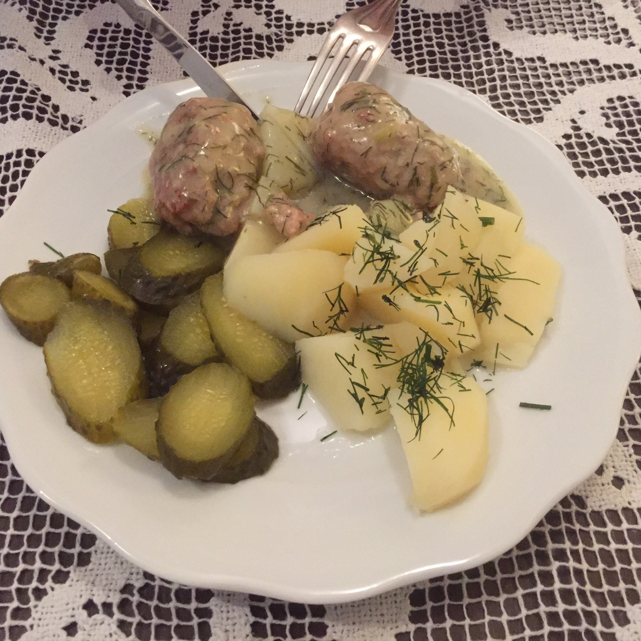 Obiad dnia — mięso, ziemniaki, ogórki