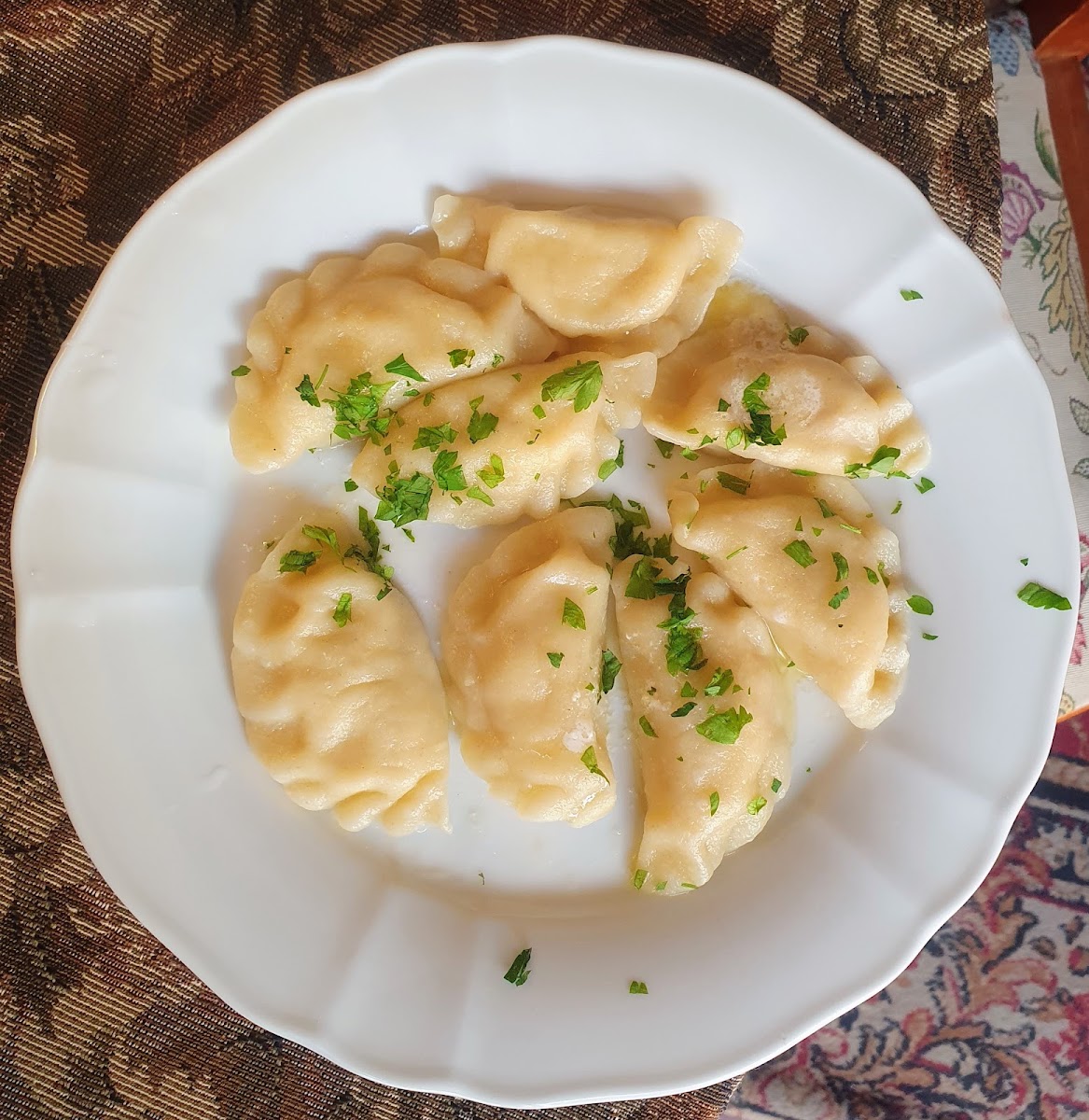 Domowe pierogi na talerzu